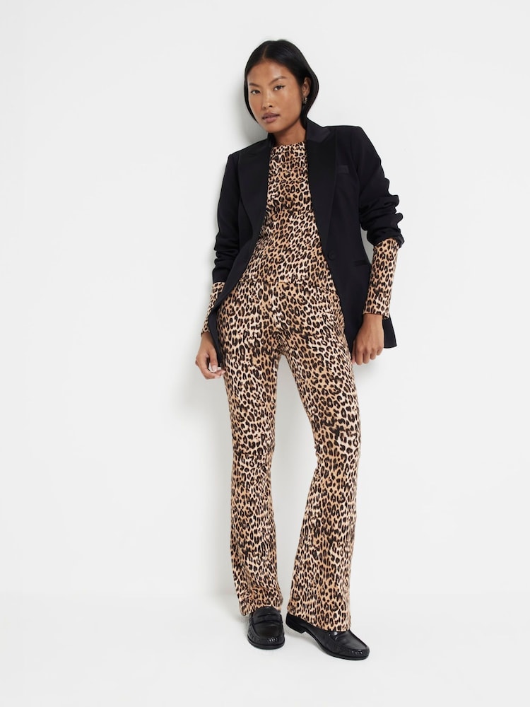 River Island Petite Leopard 2 Piece Animal Ribbed T-Shirt and Flare Leggings Set - Image 4 of 8