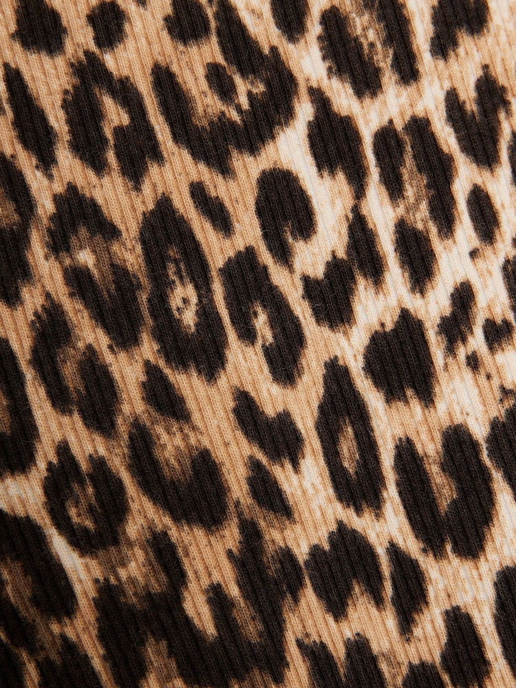 River Island футболка в рубчик из 2 предметов со звериным принтом и расклешенные леггинсы - Image 8 of 8