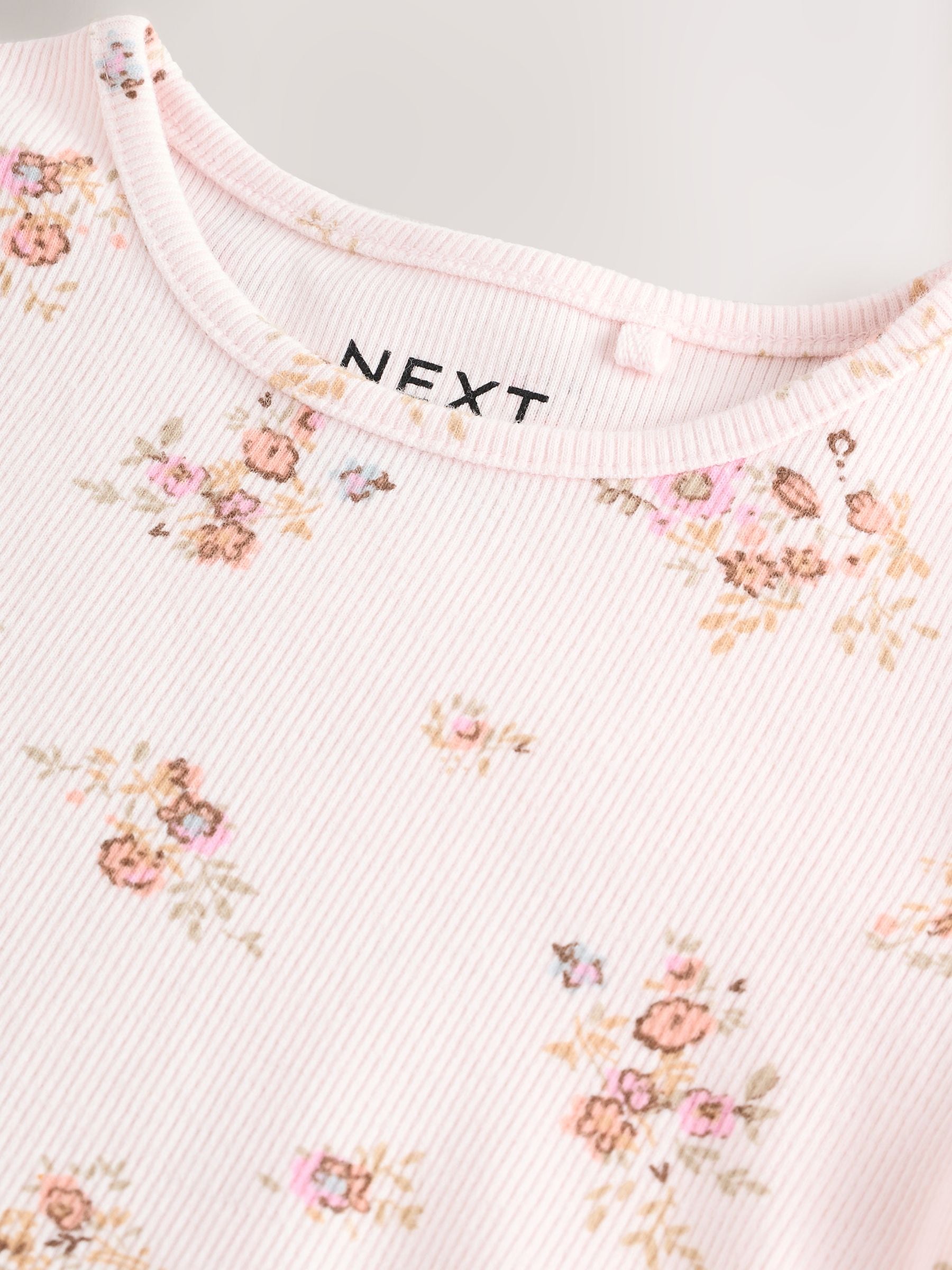 Next：日本 エクリュ & ピンク ディッツィー フローラル - リブ 長袖 T