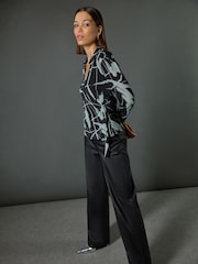 Roman Abstract Print Tie Side Shirt - Imagen 2 de 9