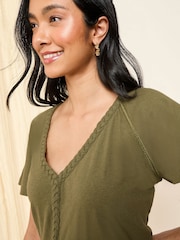 Verde caqui - Friends Like These Short Sleeve Plait Trim Tunic - Imagen 2 de 4