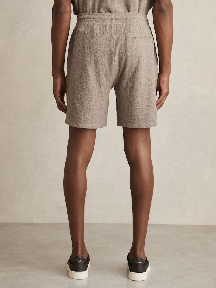 Nertsgrijs/bruin - Reiss Phillimore Cotton Textured Drawstring Shorts - Image 4 of 5