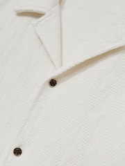 Hors blanc - Chemises à col cubain texturées Reiss Ackling en coton - Image 6 de 6