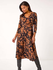 Vestido midi wrap com estampa Roman Print - Imagem 4 de 5