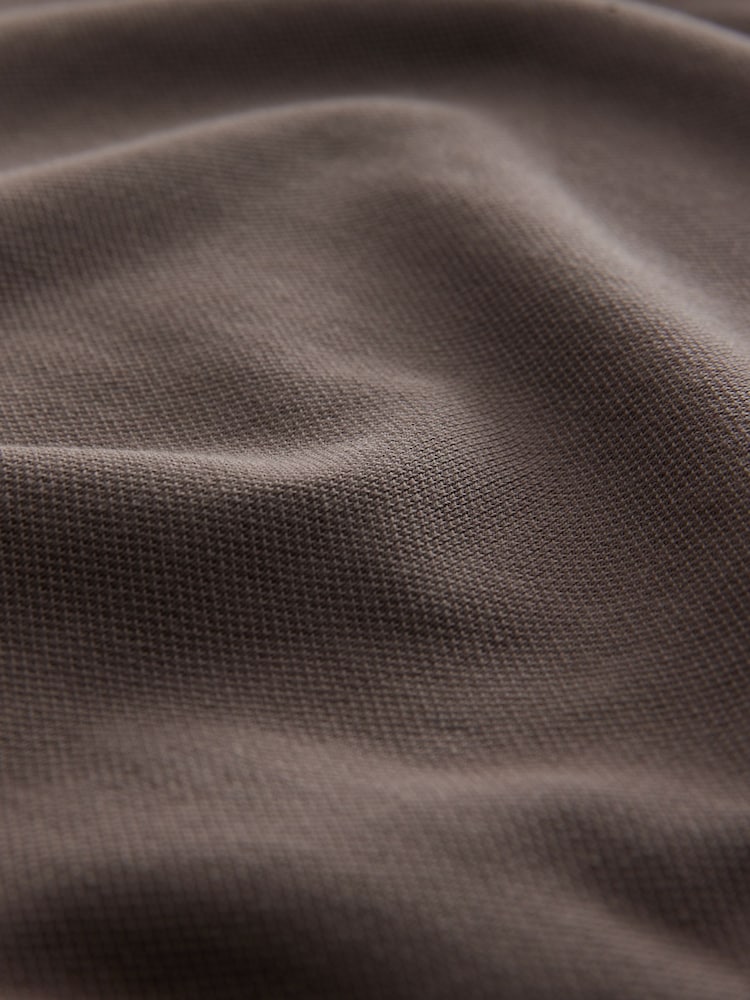 Trufa natural - Polo de manga corta en piqué con cuello cubano - Imagen 8 de 8 Trufa natural - Polo de manga corta en piqué con cuello cubano - Imagen 8 de 8