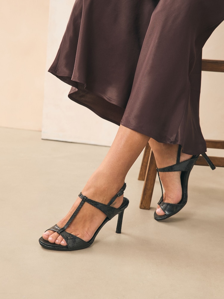 Negro - Forever Comfort® T Bar Heeled Sandals - Imagen 1 de 8 Negro - Forever Comfort® T Bar Heeled Sandals - Imagen 1 de 8