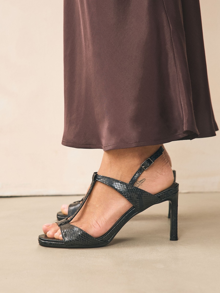 Negro - Forever Comfort® T Bar Heeled Sandals - Imagen 2 de 8 Negro - Forever Comfort® T Bar Heeled Sandals - Imagen 2 de 8