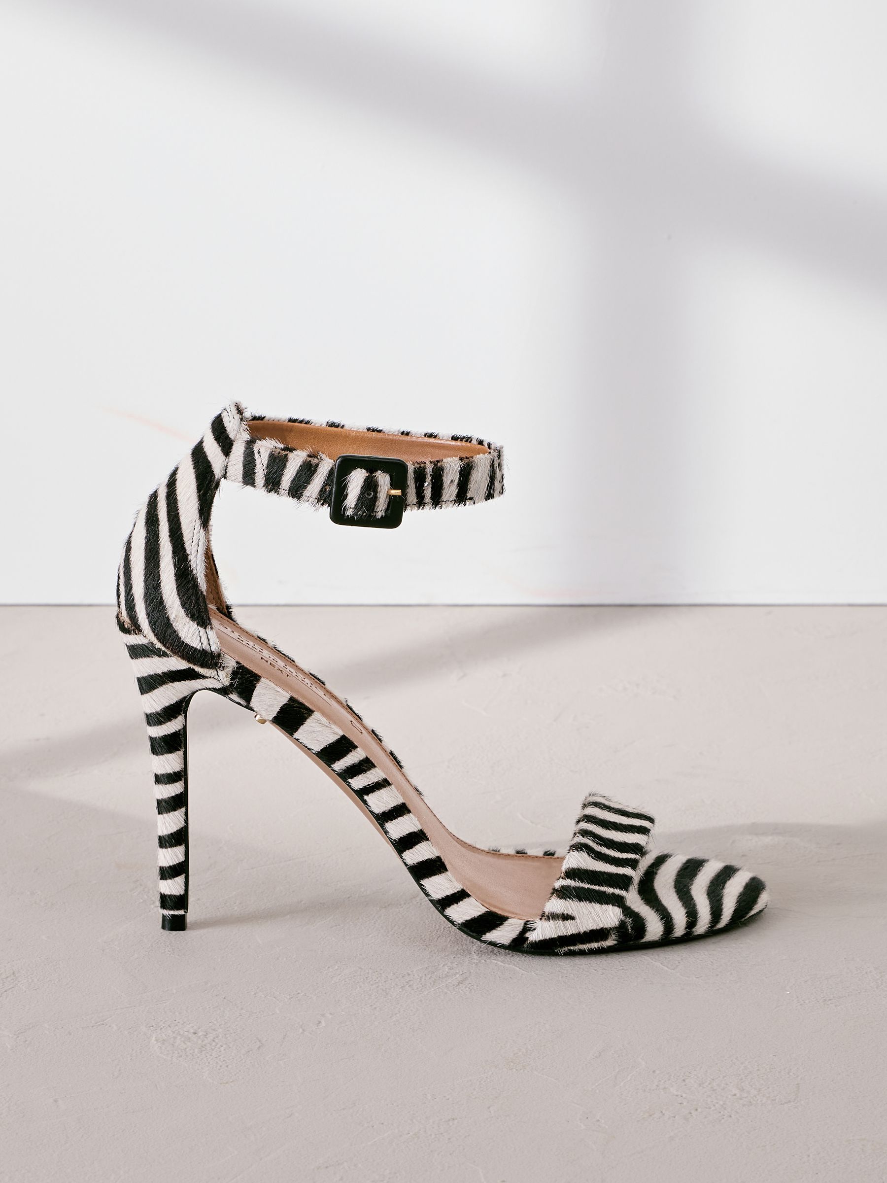 Przeglądaj Zebra - Proste sandały skórzane na wysokim