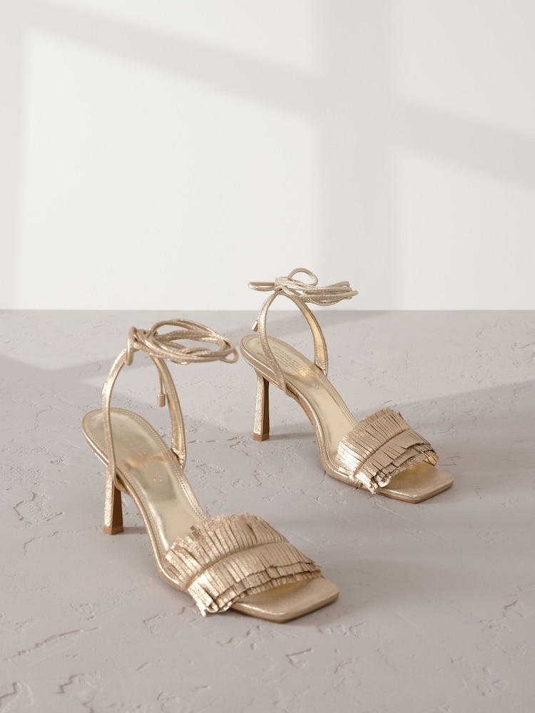 Gold - Signature Premium-Ledersandalen mit Fransen und Absatzbindung - Bild 1 von 10 Gold - Signature Premium-Ledersandalen mit Fransen und Absatzbindung - Bild 1 von 10