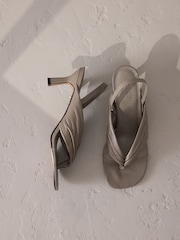 pardo - Salto alto estilo tira fina de couro premium com tiras finas Signature - Imagem 1 de 7