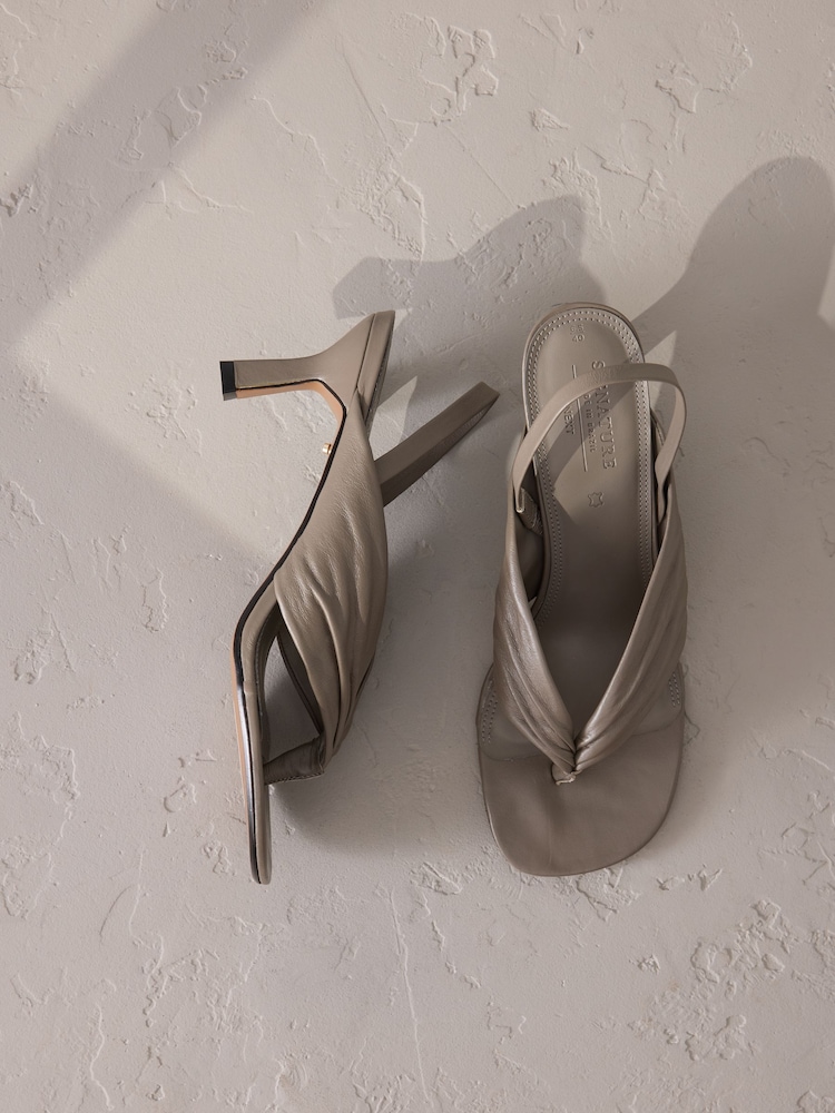 Taupe - Signature Premium Leather Toe Thong Slingback Heels - Bild 1 von 7 Taupe - Signature Premium Leather Toe Thong Slingback Heels - Bild 1 von 7