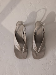 pardo - Salto alto estilo tira fina de couro premium com tiras finas Signature - Imagem 2 de 7