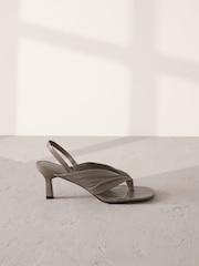 pardo - Salto alto estilo tira fina de couro premium com tiras finas Signature - Imagem 4 de 7
