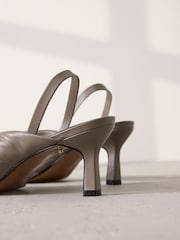 pardo - Salto alto estilo tira fina de couro premium com tiras finas Signature - Imagem 7 de 7