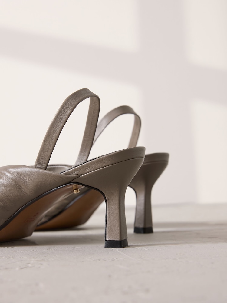 Taupe - Signature Premium Leather Toe Thong Slingback Heels - Bild 7 von 7 Taupe - Signature Premium Leather Toe Thong Slingback Heels - Bild 7 von 7
