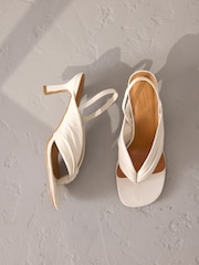 Branco - Salto alto estilo tira fina de couro premium com tiras finas Signature - Imagem 1 de 7
