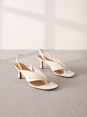 Branco - Salto alto estilo tira fina de couro premium com tiras finas Signature - Imagem 3 de 7