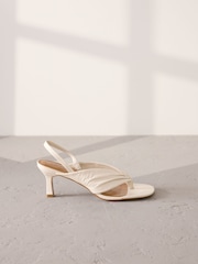 Branco - Salto alto estilo tira fina de couro premium com tiras finas Signature - Imagem 4 de 7