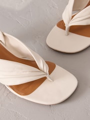 Branco - Salto alto estilo tira fina de couro premium com tiras finas Signature - Imagem 6 de 7