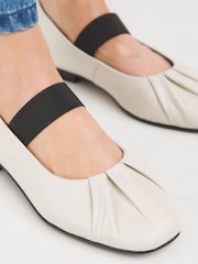 Crema - JD Williams Ruched Front Elastic Mary Jane Barre Ballerinas In Wide Fit - Imagen 3 de 4