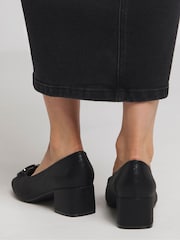 JD Williams Bajo Block Heel Trim Court Shoes In Wide Fit - Imagen 2 de 4
