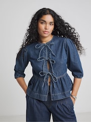 Blusa vaquera con sobrefalda y lazada frontal de Simply Be - Imagen 1 de 5