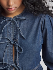Blusa vaquera con sobrefalda y lazada frontal de Simply Be - Imagen 3 de 5