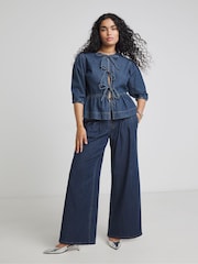 Blusa vaquera con sobrefalda y lazada frontal de Simply Be - Imagen 4 de 5