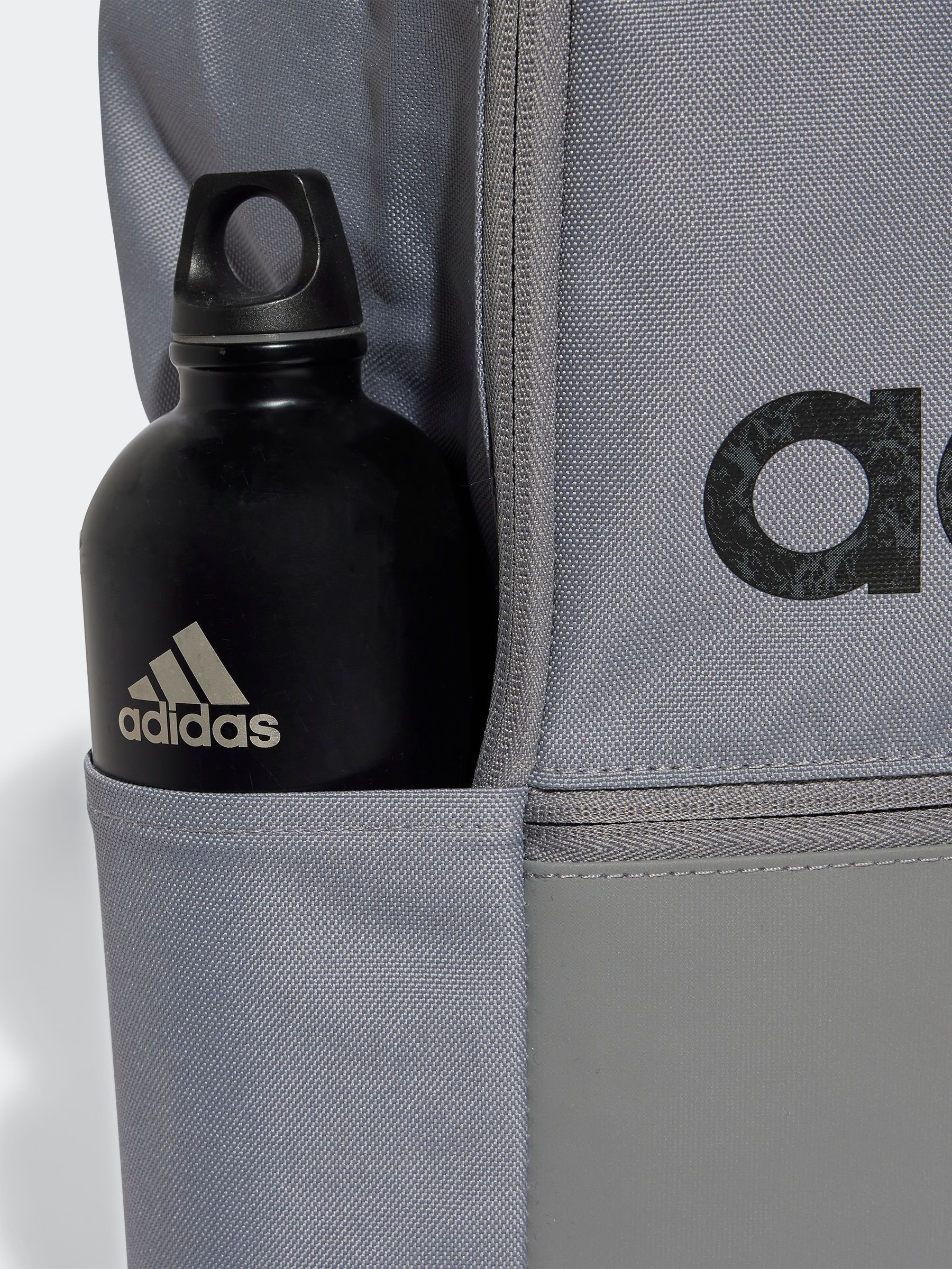 Next：日本 グレー - adidas クラシック デイリー バックパック from