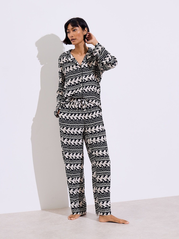 Oliver Bonas Pyjama-Set aus Hemd und Hose mit Wellenmuster - Bild 1 von 7 Oliver Bonas Pyjama-Set aus Hemd und Hose mit Wellenmuster - Bild 1 von 7
