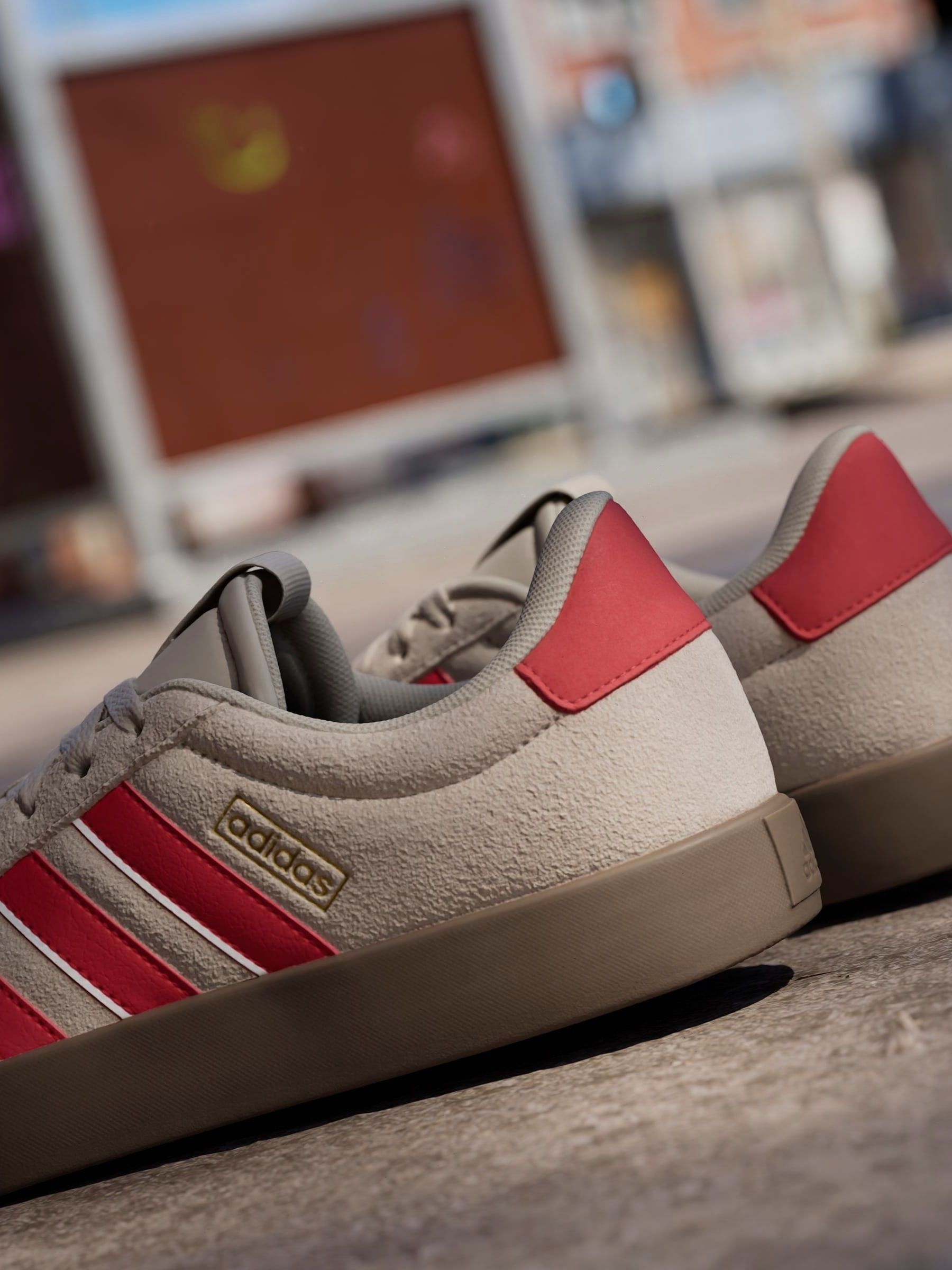 Next：日本 ライトブラウン - adidas VL Court スニーカー from Next Japan