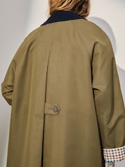 Verde cáqui - Casaco trench coat estilo heirtage com abotoamento simples e gola contrastante - Imagem 4 de 9