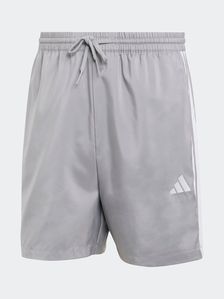 رمادي - شورت Chelsea بتصميم 3 خطوط تشكيلة Essentials من adidas - صورة 6 من 6 رمادي - شورت Chelsea بتصميم 3 خطوط تشكيلة Essentials من adidas - صورة 6 من 6