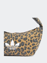 حقيبة كتف صغيرة بطبعة فهد من adidas Originals - صورة 6 من 6