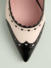 črna/bela - Tabitha Simmons x Next Josephine Leather Point Toe Bow Brogue Detail Slingback Shoes - Slika 10 iz 11