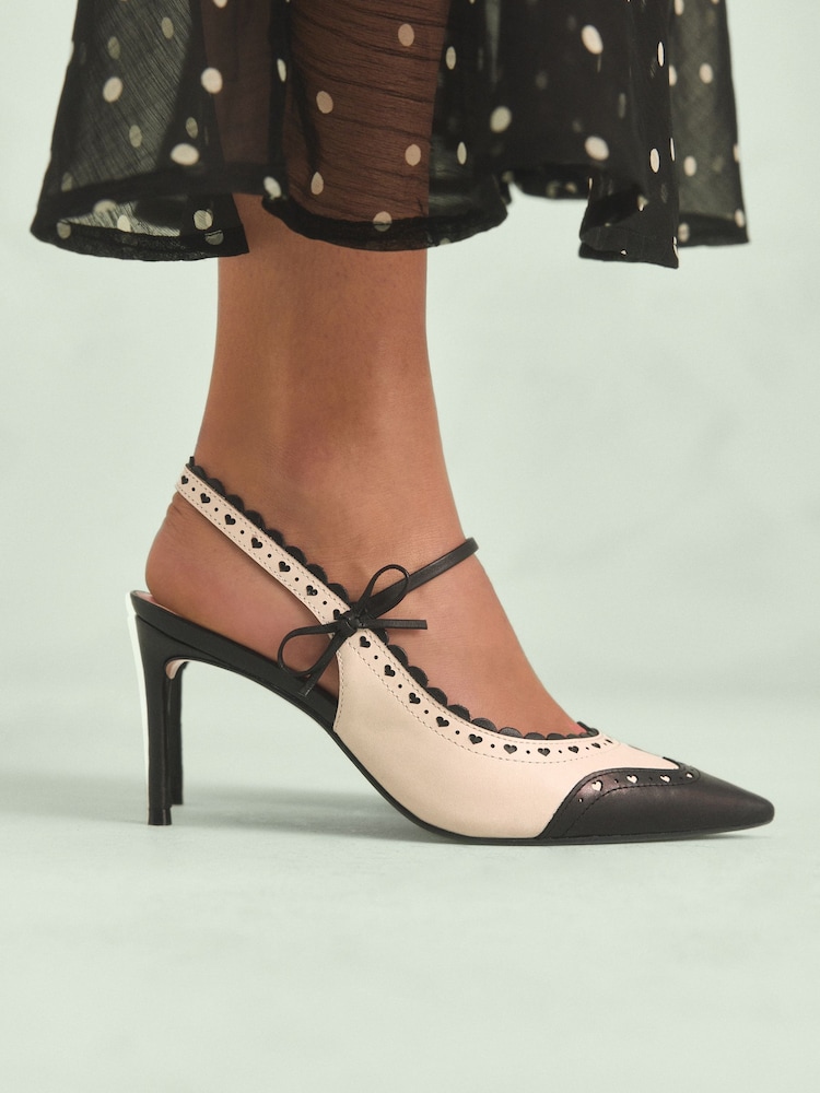 črna/bela - Tabitha Simmons x Next Josephine Leather Point Toe Bow Brogue Detail Slingback Shoes - Slika 2 iz 11