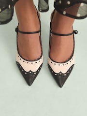črna/bela - Tabitha Simmons x Next Josephine Leather Point Toe Bow Brogue Detail Slingback Shoes - Slika 3 iz 11