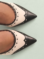 črna/bela - Tabitha Simmons x Next Josephine Leather Point Toe Bow Brogue Detail Slingback Shoes - Slika 6 iz 11