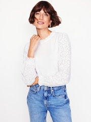 Blusa con cuello de volante y mangas con bordados de Boden - Imagen 1 de 5
