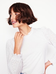 Blusa con cuello de volante y mangas con bordados de Boden - Imagen 2 de 5