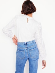 Blusa con cuello de volante y mangas con bordados de Boden - Imagen 3 de 5