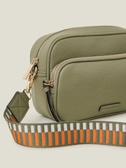 Grün - Accessorize – Kameratasche mit zwei Reißverschlüssen - Bild 4 von 5
