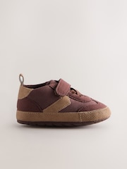 Marrón chocolate - Zapatillas de deporte con cordoneras elásticas con cierre de velcro de chevron para bebé (0-2 meses) - Imagen 2 de 5