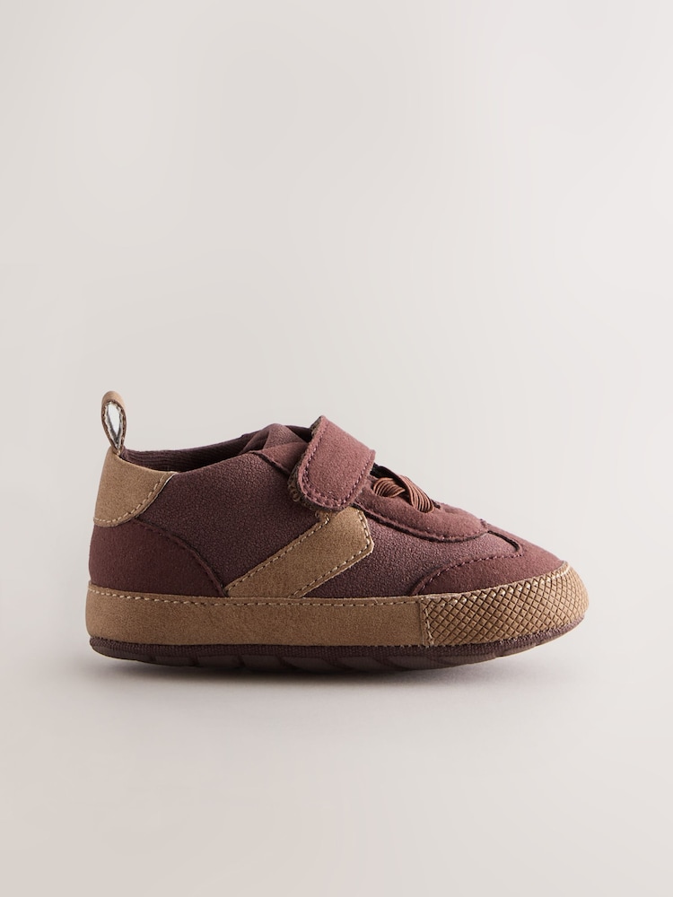 Marrón chocolate - Zapatillas de deporte con cordoneras elásticas con cierre de velcro de chevron para bebé (0-2 meses) - Imagen 2 de 5
