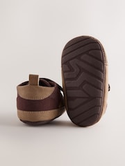 Marrón chocolate - Zapatillas de deporte con cordoneras elásticas con cierre de velcro de chevron para bebé (0-2 meses) - Imagen 3 de 5