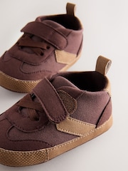 Marrón chocolate - Zapatillas de deporte con cordoneras elásticas con cierre de velcro de chevron para bebé (0-2 meses) - Imagen 4 de 5