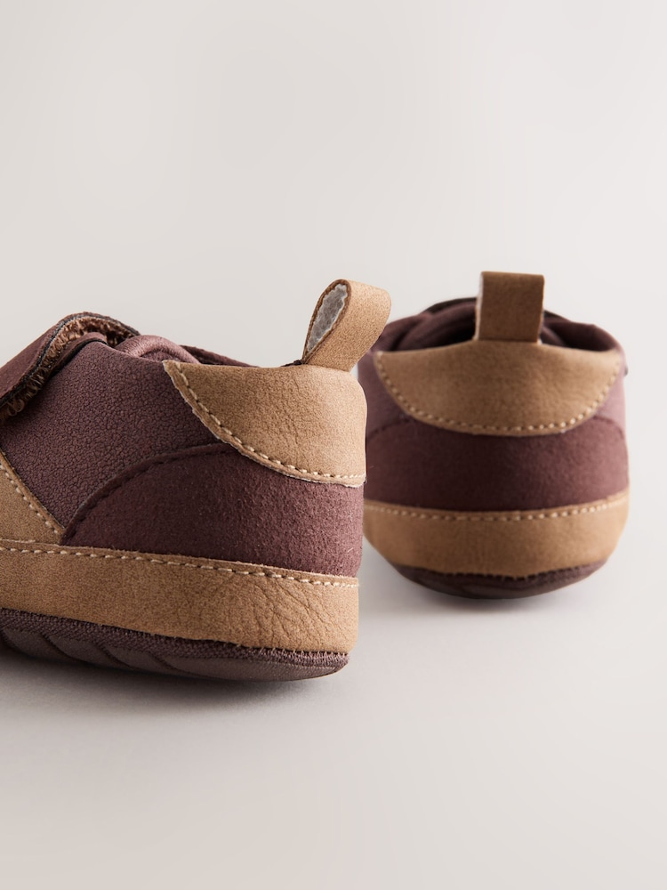 Marrón chocolate - Zapatillas de deporte con cordoneras elásticas con cierre de velcro de chevron para bebé (0-2 meses) - Imagen 5 de 5