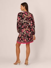 Vestido corto negro estampado Adrianna de Adrianna Papell - Imagen 2 de 7