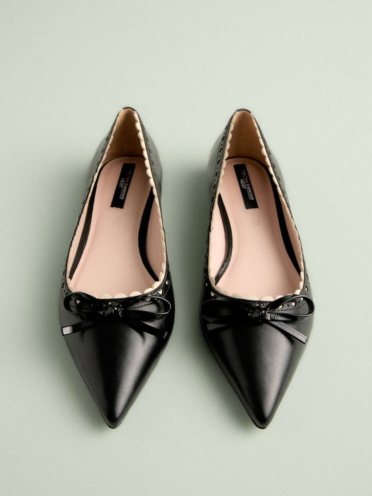 črna - Tabitha Simmons x Next Emilia Leather Point Toe Bow Brogue Detail Ballerina - Slika 2 iz 4