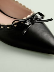 črna - Tabitha Simmons x Next Emilia Leather Point Toe Bow Brogue Detail Ballerina - Slika 3 iz 4